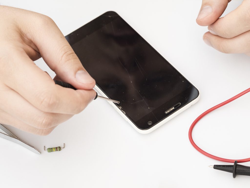 How to Choose the Right Service for Your iPhone Screen Replacement