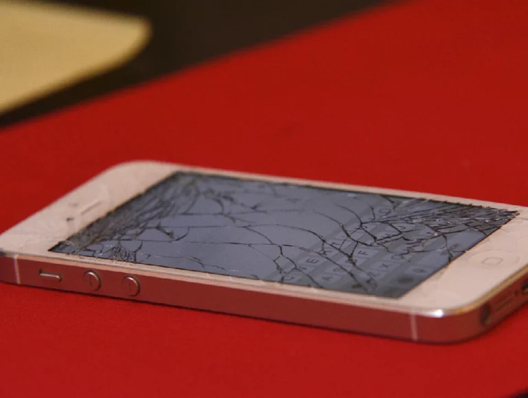 Can You Replace a Cracked Screen on an iPhone?
